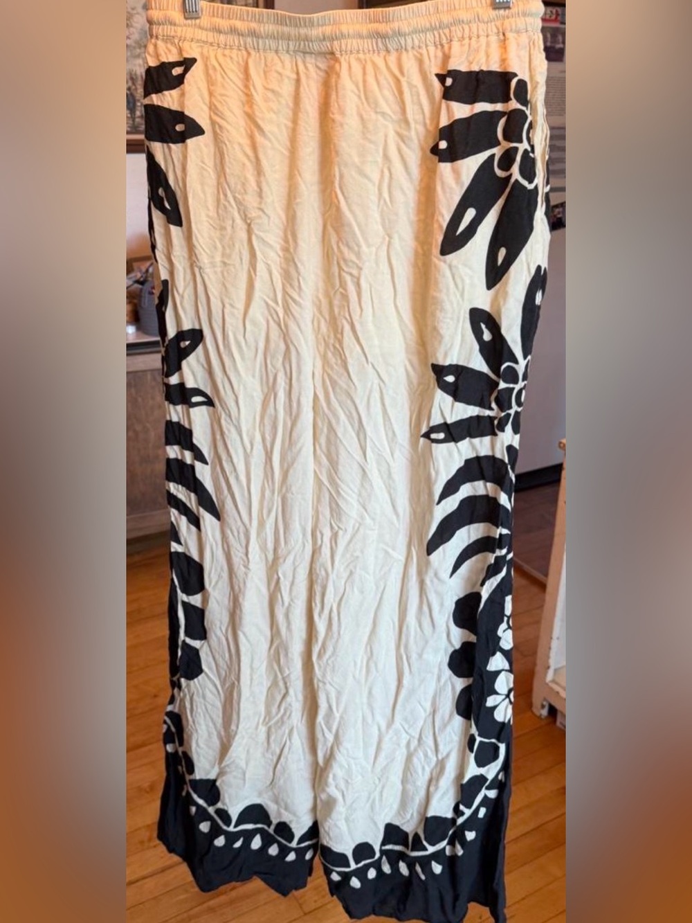 FARM Rio Cream Wide-Leg Pants with Black Floral Motif - Picture 4 of 6